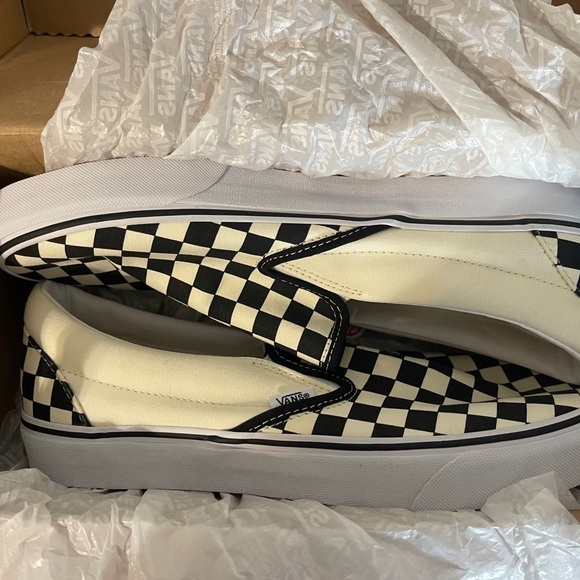 VANS Classic Slip On Checkerboard. MSRP $65 - Picture 4 of 5